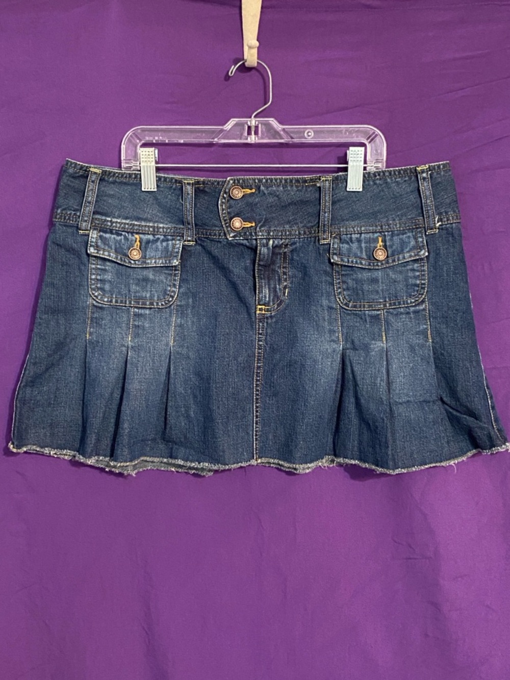 Vintage Y2K Old Navy Dark Blue Denim Pleated Mini Skirt. Size 10.